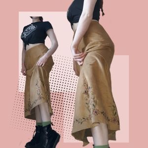 Vintage midi skirt with romantic embroidery